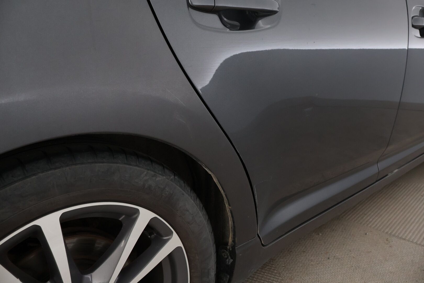 Toyota Avensis 2012 MYYDÄÄN HUUTOKAUPAT.COM