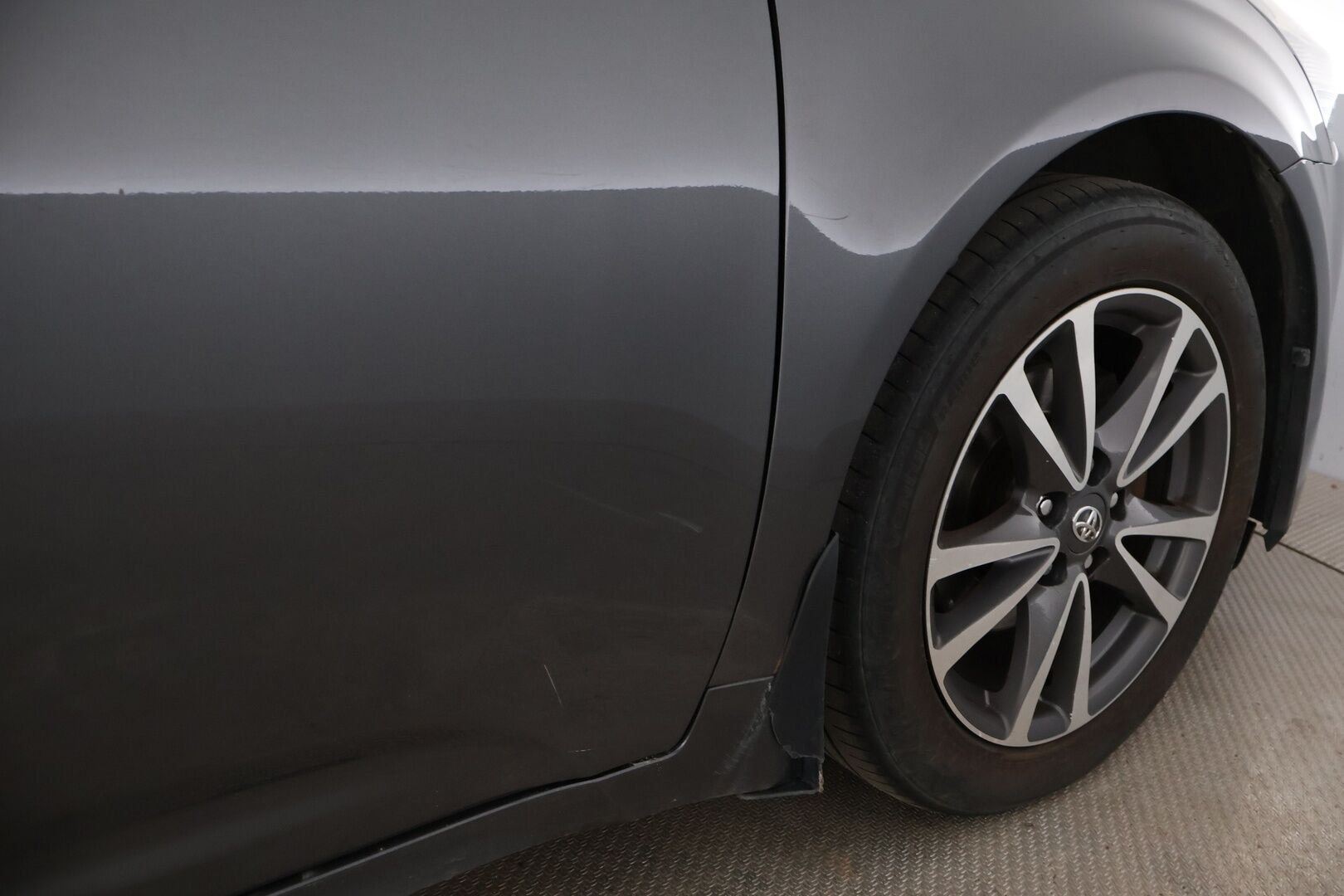Toyota Avensis 2012 MYYDÄÄN HUUTOKAUPAT.COM