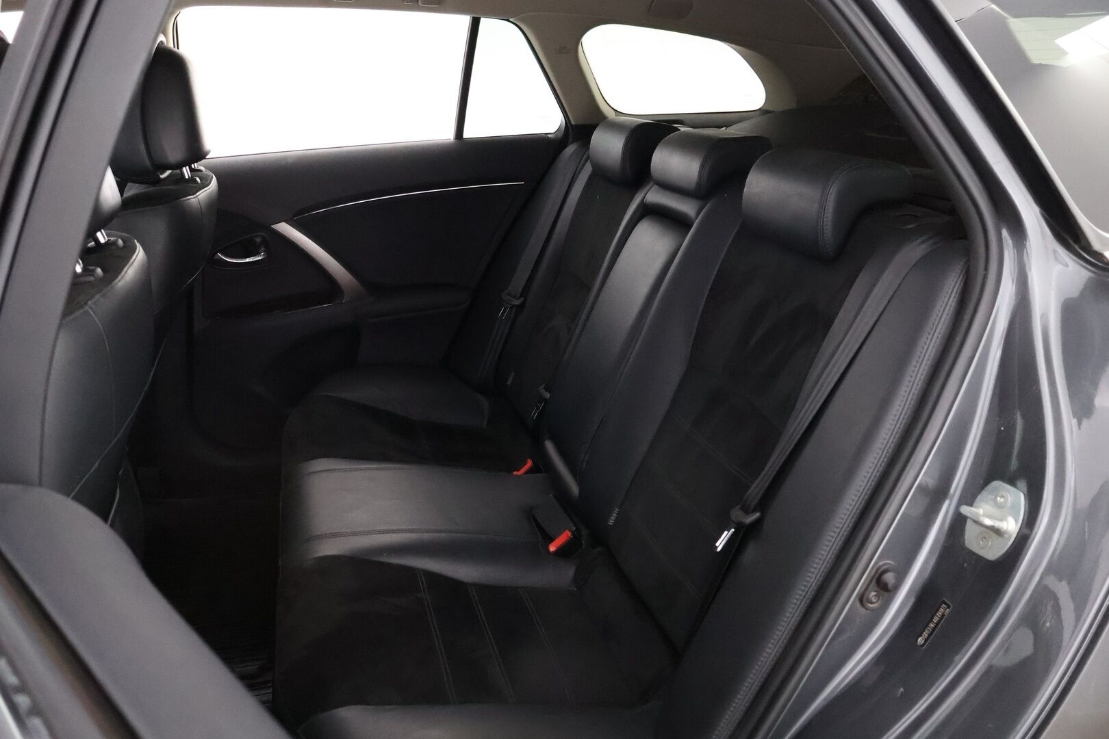 Toyota Avensis 2012 MYYDÄÄN HUUTOKAUPAT.COM