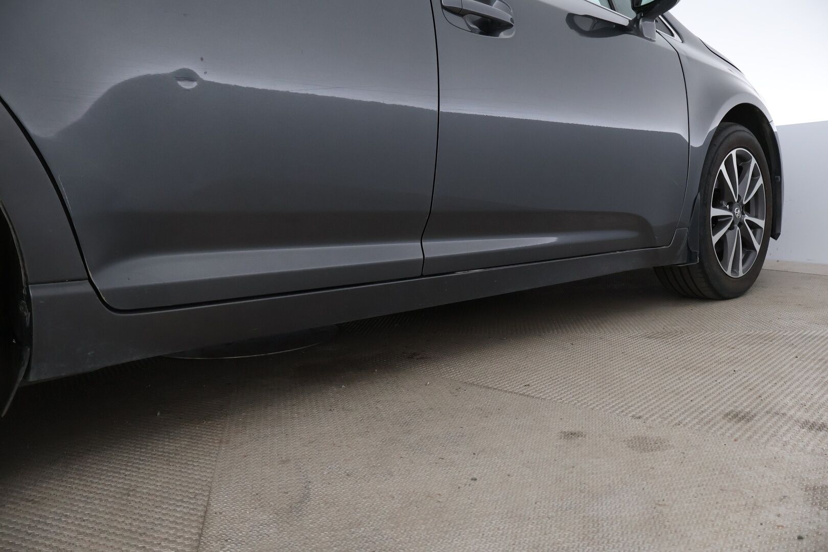 Toyota Avensis 2012 MYYDÄÄN HUUTOKAUPAT.COM