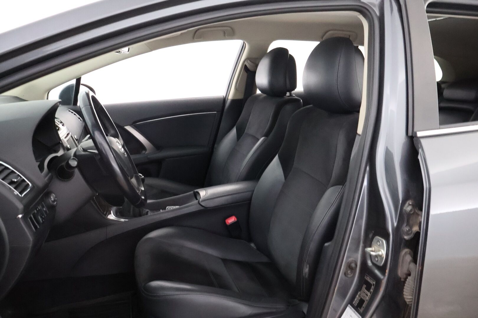 Toyota Avensis 2012 MYYDÄÄN HUUTOKAUPAT.COM