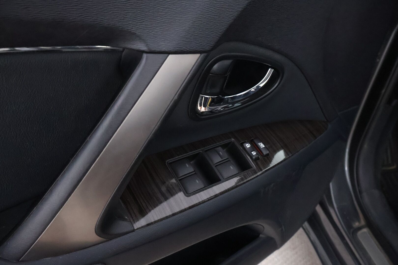 Toyota Avensis 2012 MYYDÄÄN HUUTOKAUPAT.COM