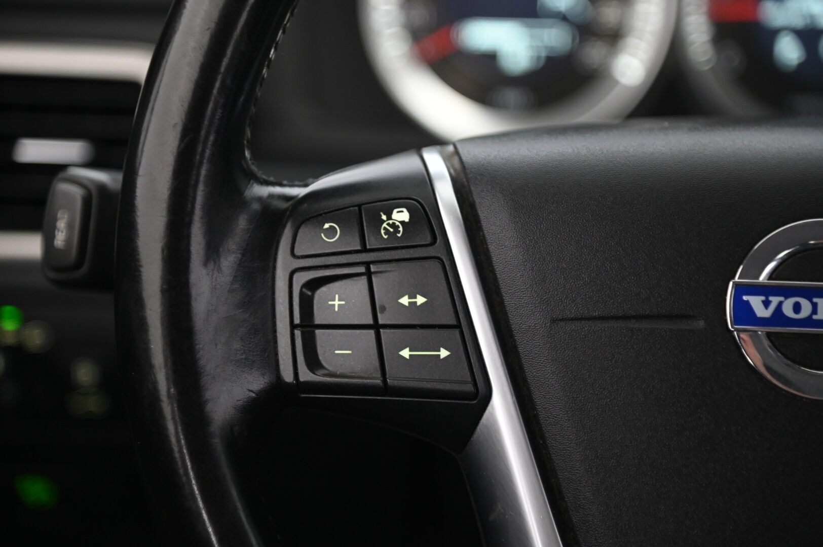Volvo XC70 2012 D3 AWD Summum aut.  *Nahat  /Muistipenkki/  Pa-Lämmitin/  Kessy/  Koukku/  Bliss* - Suomiauto / Hyvin huollettu / Jakohihna vaihdettu 03/2023