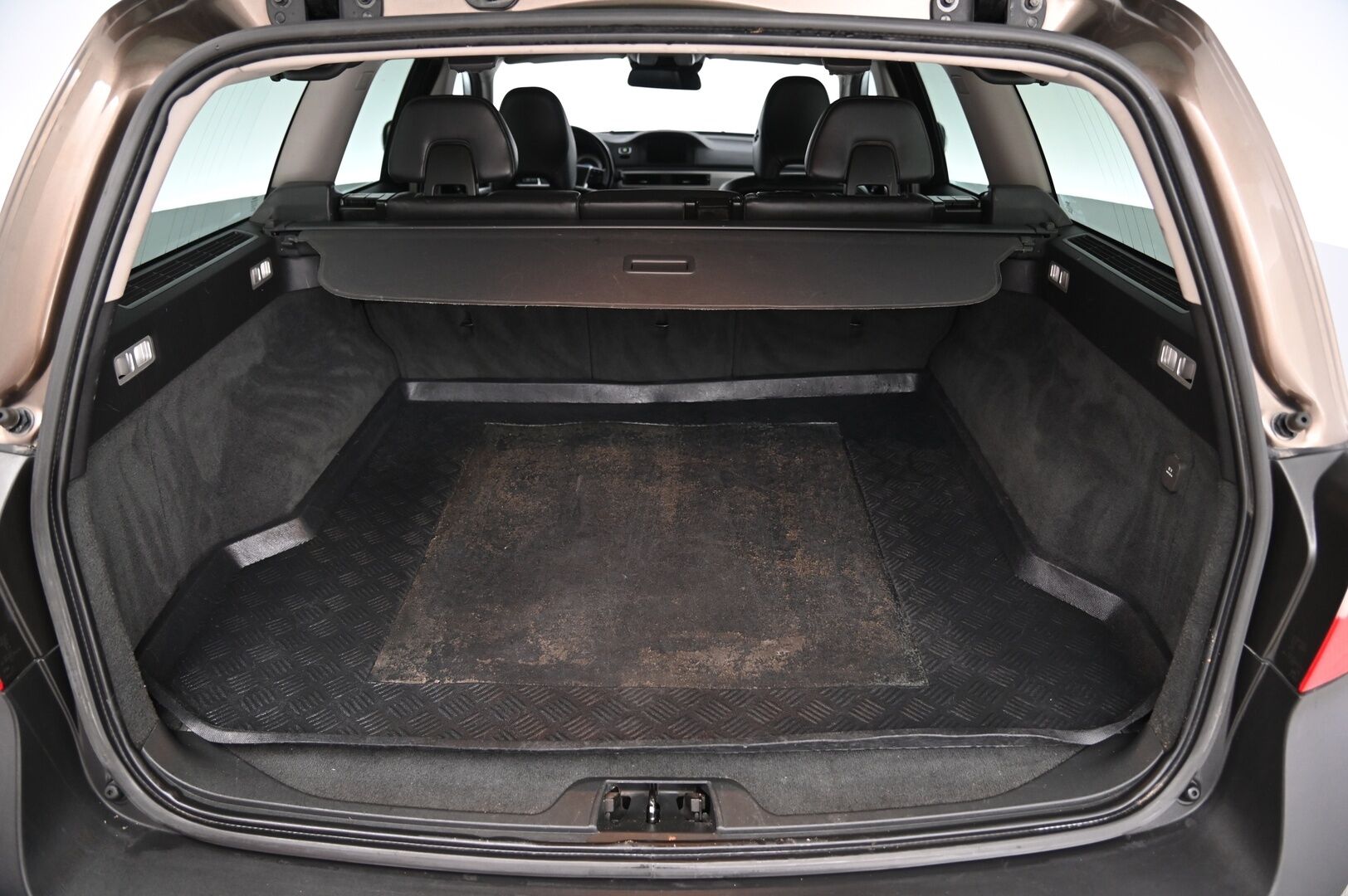 Volvo XC70 2012 D3 AWD Summum aut.  *Nahat  /Muistipenkki/  Pa-Lämmitin/  Kessy/  Koukku/  Bliss* - Suomiauto / Hyvin huollettu / Jakohihna vaihdettu 03/2023