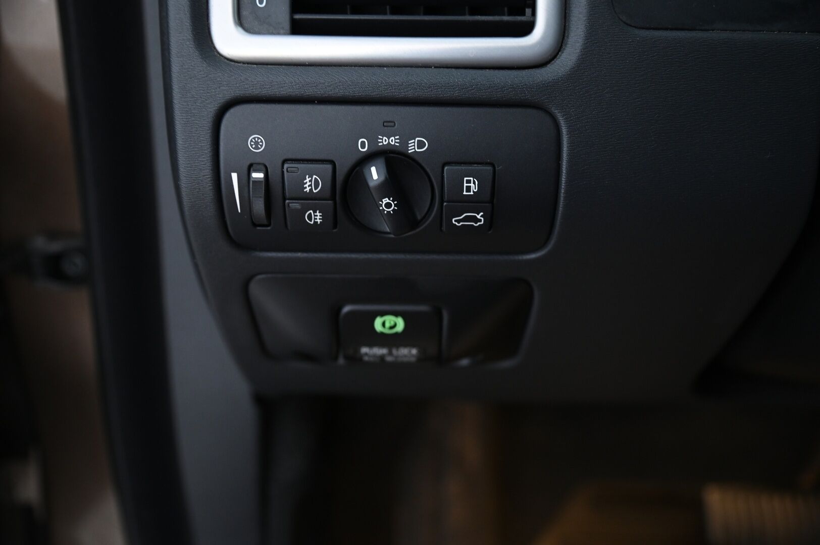 Volvo XC70 2012 D3 AWD Summum aut.  *Nahat  /Muistipenkki/  Pa-Lämmitin/  Kessy/  Koukku/  Bliss* - Suomiauto / Hyvin huollettu / Jakohihna vaihdettu 03/2023