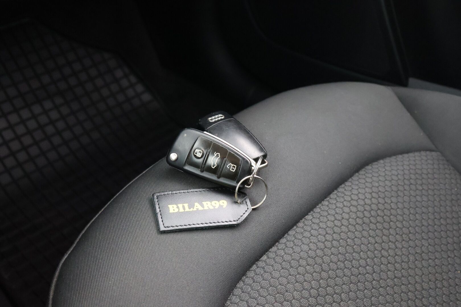 Audi A1 2012 Attraction 1,2 TFSI Start-Stop ** Lohko / Vakkari / S-Line ulko - Suomi auto | Jakoketju tehty  | 2x Renkaat Aluin | Lohkari sis.pistok.