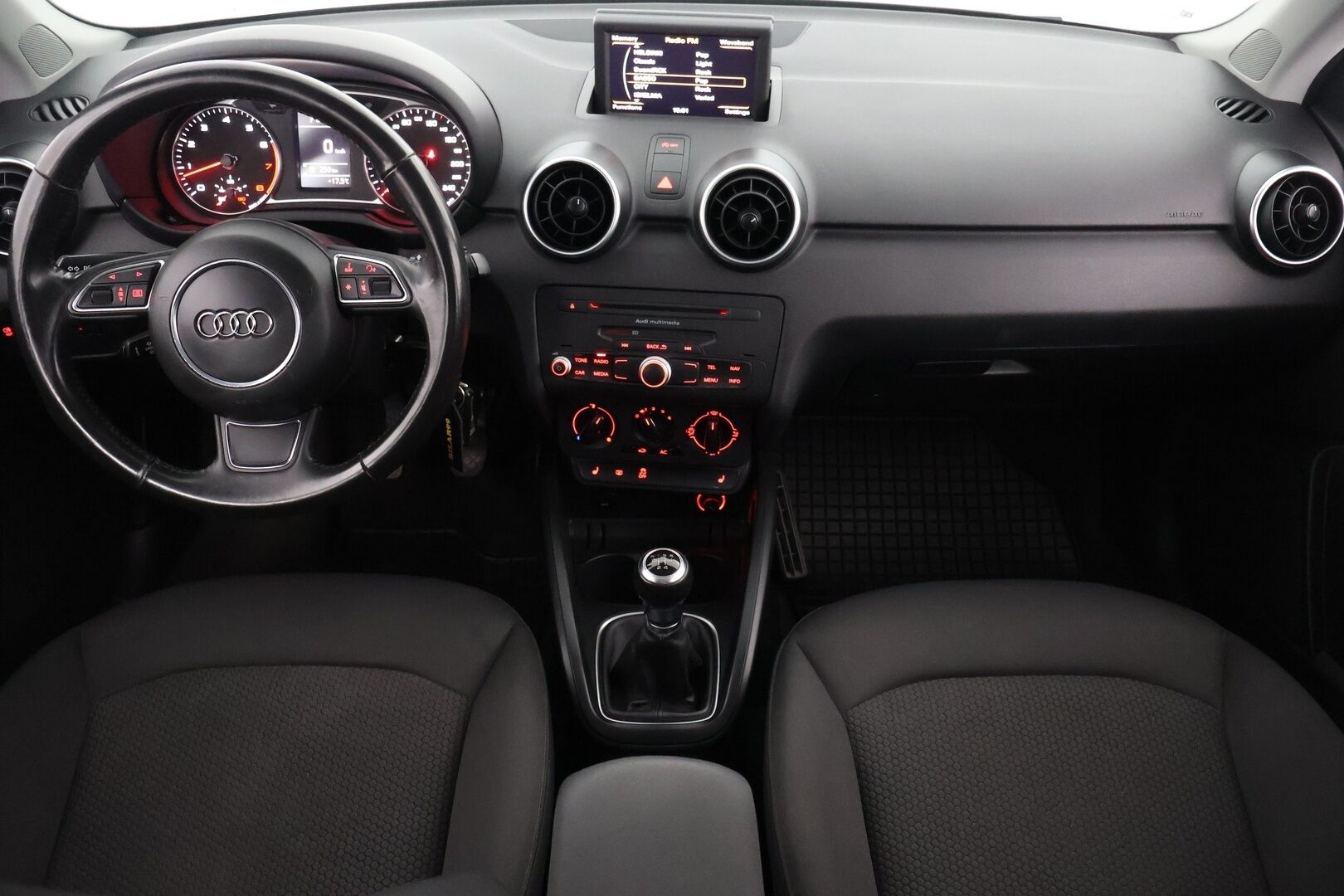 Audi A1 2012 Attraction 1,2 TFSI Start-Stop ** Lohko / Vakkari / S-Line ulko - Suomi auto | Jakoketju tehty  | 2x Renkaat Aluin | Lohkari sis.pistok.