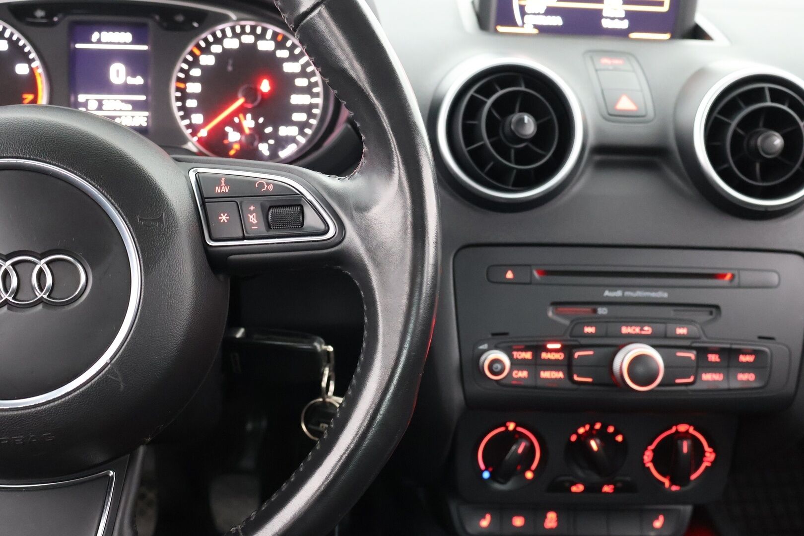 Audi A1 2012 Attraction 1,2 TFSI Start-Stop ** Lohko / Vakkari / S-Line ulko - Suomi auto | Jakoketju tehty  | 2x Renkaat Aluin | Lohkari sis.pistok.