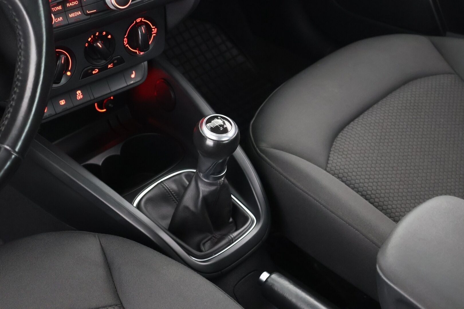 Audi A1 2012 Attraction 1,2 TFSI Start-Stop ** Lohko / Vakkari / S-Line ulko - Suomi auto | Jakoketju tehty  | 2x Renkaat Aluin | Lohkari sis.pistok.