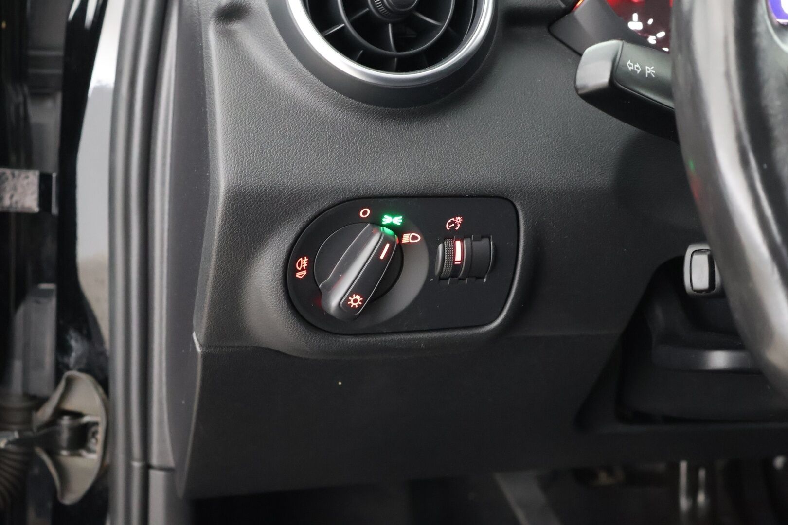 Audi A1 2012 Attraction 1,2 TFSI Start-Stop ** Lohko / Vakkari / S-Line ulko - Suomi auto | Jakoketju tehty  | 2x Renkaat Aluin | Lohkari sis.pistok.