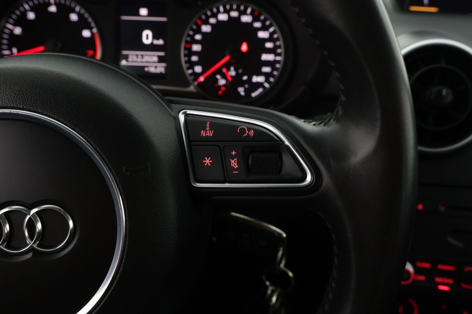 Audi A1 2012 Attraction 1,2 TFSI Start-Stop ** Lohko / Vakkari / S-Line ulko - Suomi auto / Jakoketju tehty / Juuri huollettu