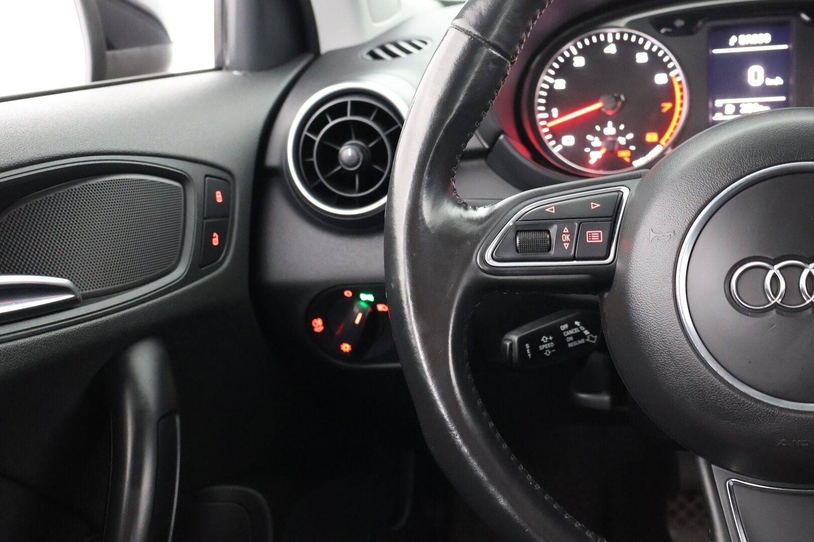 Audi A1 2012 Attraction 1,2 TFSI Start-Stop ** Lohko / Vakkari / S-Line ulko - Suomi auto | Jakoketju tehty  | 2x Renkaat Aluin | Lohkari sis.pistok.