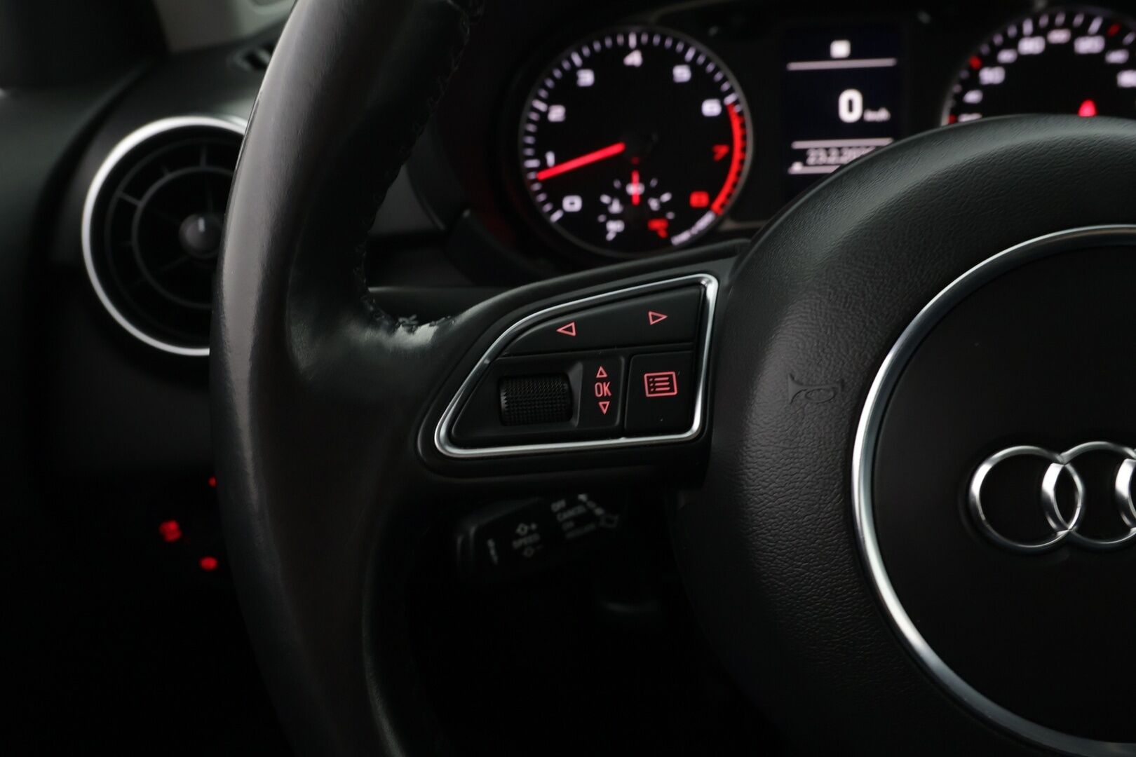 Audi A1 2012 Attraction 1,2 TFSI Start-Stop ** Lohko / Vakkari / S-Line ulko - Suomi auto / Jakoketju tehty / Juuri huollettu