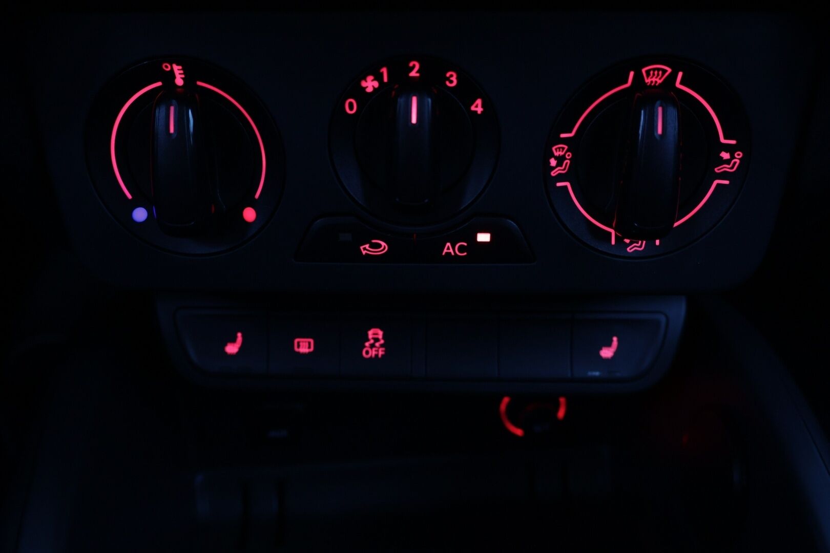 Audi A1 2012 Attraction 1,2 TFSI Start-Stop ** Lohko / Vakkari / S-Line ulko - Suomi auto / Jakoketju tehty / Juuri huollettu