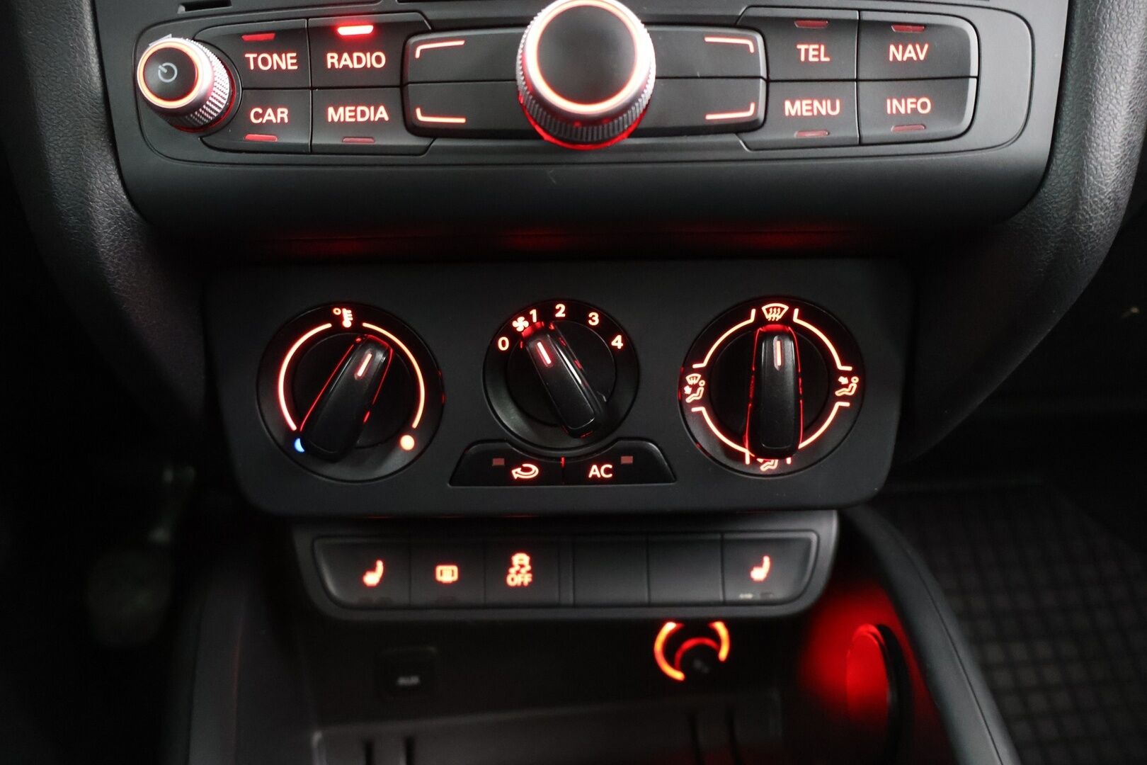 Audi A1 2012 Attraction 1,2 TFSI Start-Stop ** Lohko / Vakkari / S-Line ulko - Suomi auto | Jakoketju tehty  | 2x Renkaat Aluin | Lohkari sis.pistok.