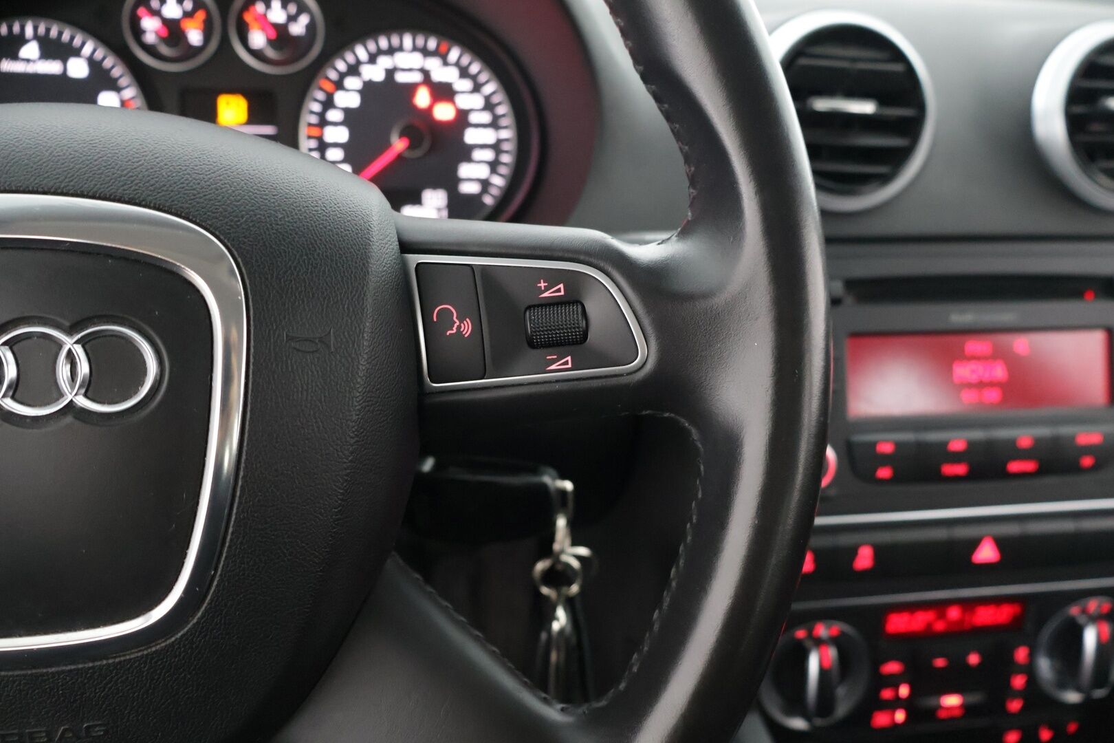 Audi A3 2012 Sportback Attraction S line Business Plus 1,2 TFSI 77 kW Start-Stop // Lohko / Bi-Xenon / Vakkari / Suomi-auto // - Viimeinen huolto 146tkm 3/2025 / Kahdet hyvät renkaat