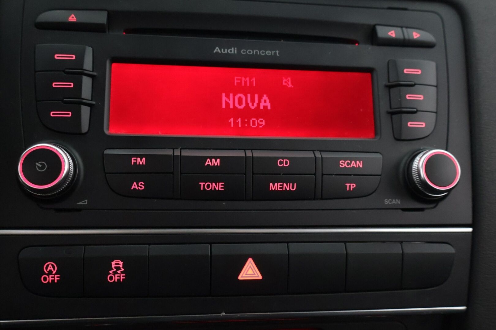 Audi A3 2012 Sportback Attraction S line Business Plus 1,2 TFSI 77 kW Start-Stop // Lohko / Bi-Xenon / Vakkari / Suomi-auto // - Viimeinen huolto 146tkm 3/2025 / Kahdet hyvät renkaat