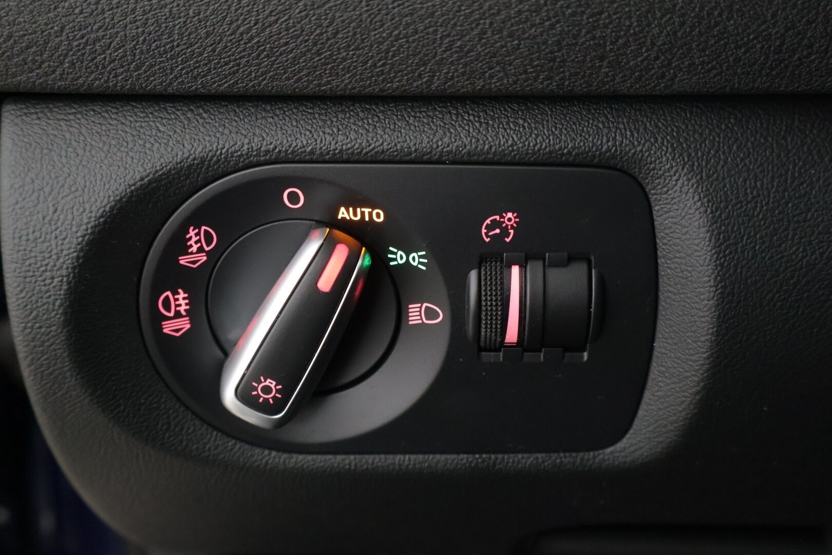 Audi A3 2012 Sportback Attraction S line Business Plus 1,2 TFSI 77 kW Start-Stop // Lohko / Bi-Xenon / Vakkari / Suomi-auto // - Viimeinen huolto 146tkm 3/2025 / Kahdet hyvät renkaat