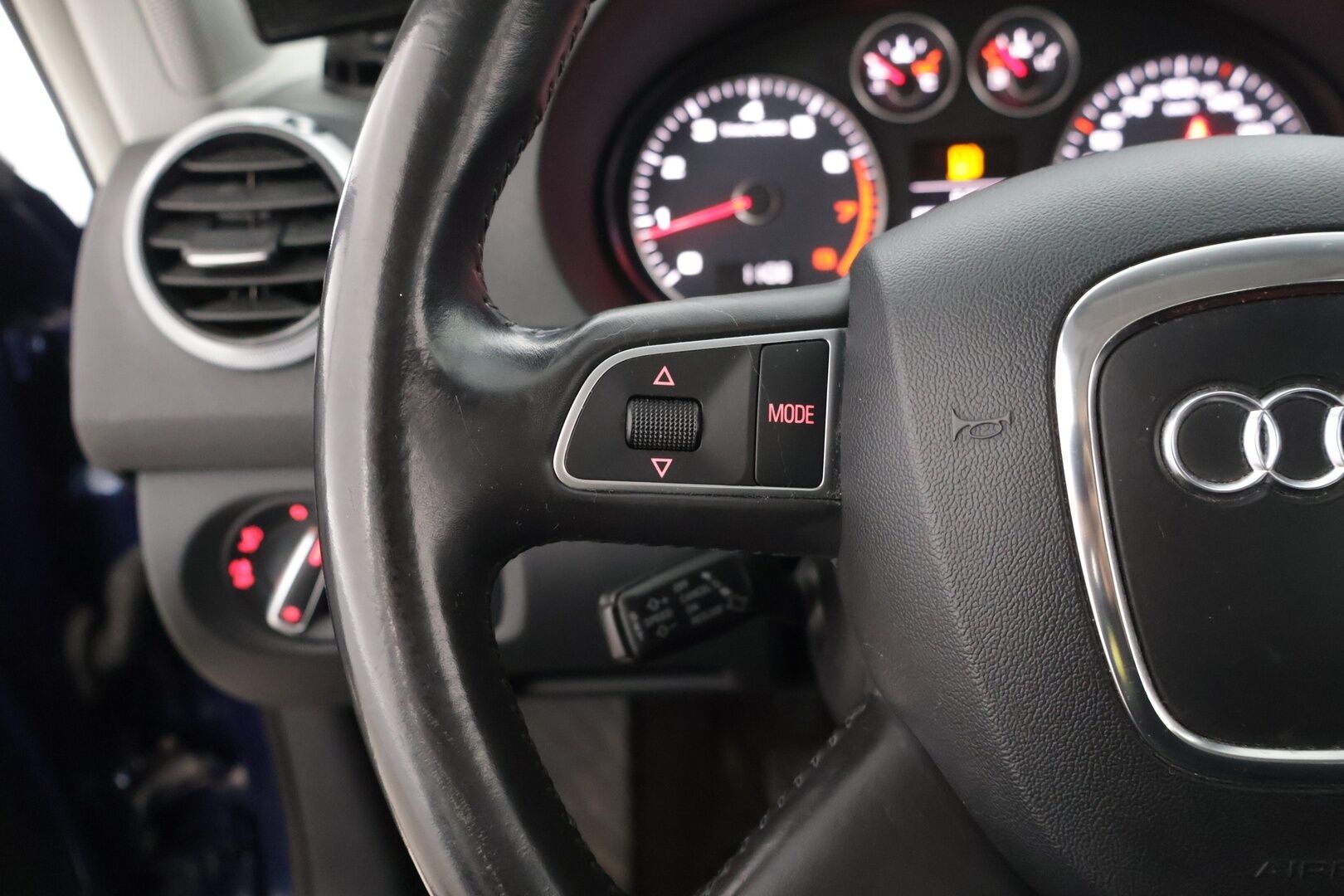 Audi A3 2012 Sportback Attraction S line Business Plus 1,2 TFSI 77 kW Start-Stop // Lohko / Bi-Xenon / Vakkari / Suomi-auto // - Viimeinen huolto 146tkm 3/2025 / Kahdet hyvät renkaat