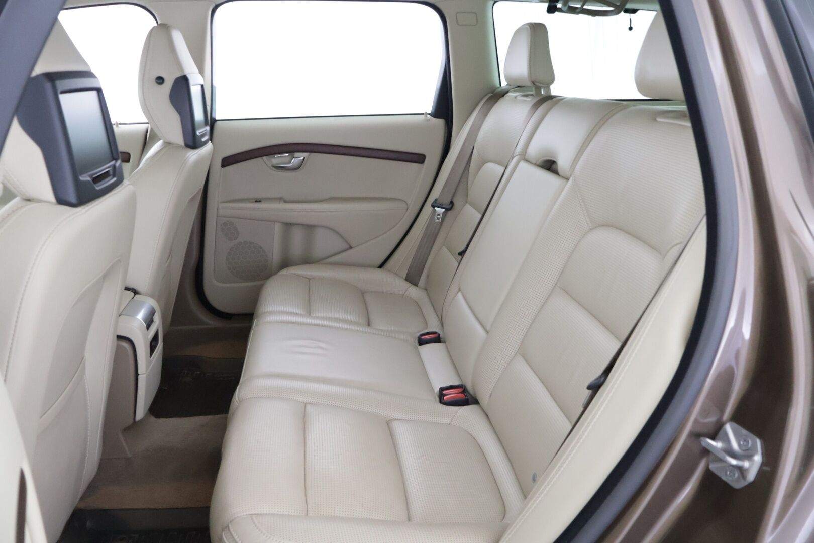 Volvo XC70 2014 D5 AWD Summum Edition aut ** VOC / Webasto / Tuuletetut istuimet / Koukku / Näytöt takana - ** Jakopää tehty / 1-om Suomi-auto / Harvinainen / Katso varusteet **