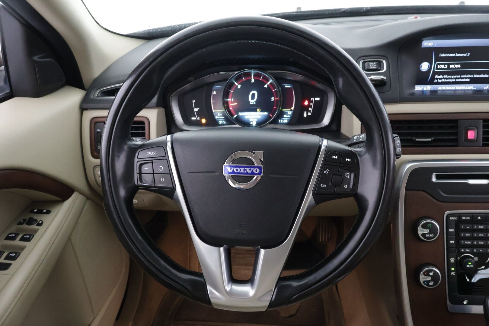 Volvo XC70 2014 D5 AWD Summum Edition aut ** VOC / Webasto / Tuuletetut istuimet / Koukku / Näytöt takana - ** Jakopää tehty / 1-om Suomi-auto / Harvinainen / Katso varusteet **