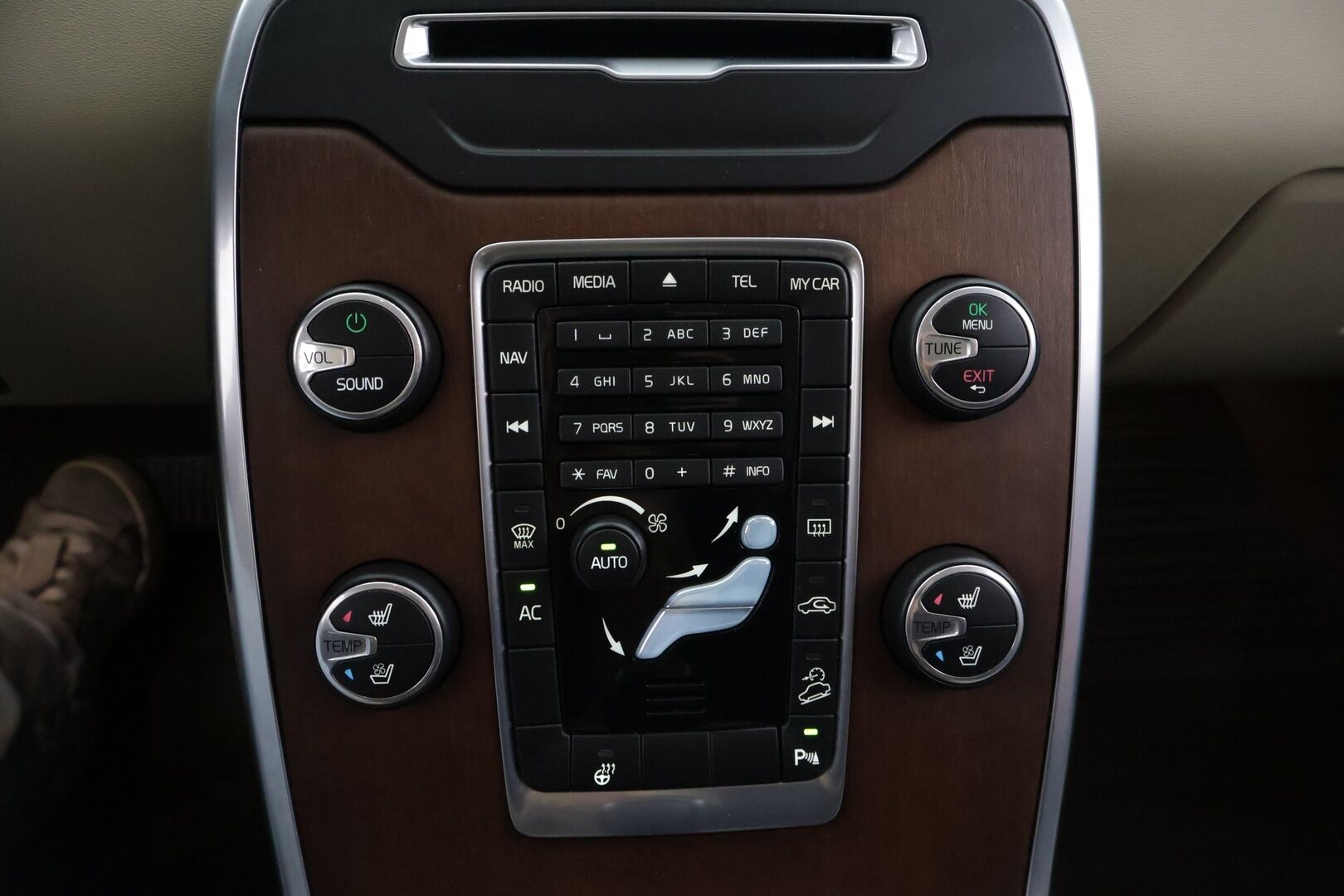 Volvo XC70 2014 D5 AWD Summum Edition aut ** VOC / Webasto / Tuuletetut istuimet / Koukku / Näytöt takana - ** Jakopää tehty / 1-om Suomi-auto / Harvinainen / Katso varusteet **
