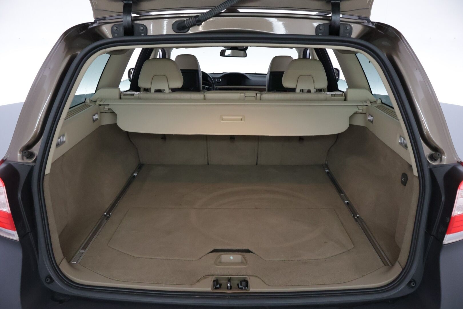Volvo XC70 2014 D5 AWD Summum Edition aut ** VOC / Webasto / Tuuletetut istuimet / Koukku / Näytöt takana - ** Jakopää tehty / 1-om Suomi-auto / Harvinainen / Katso varusteet **