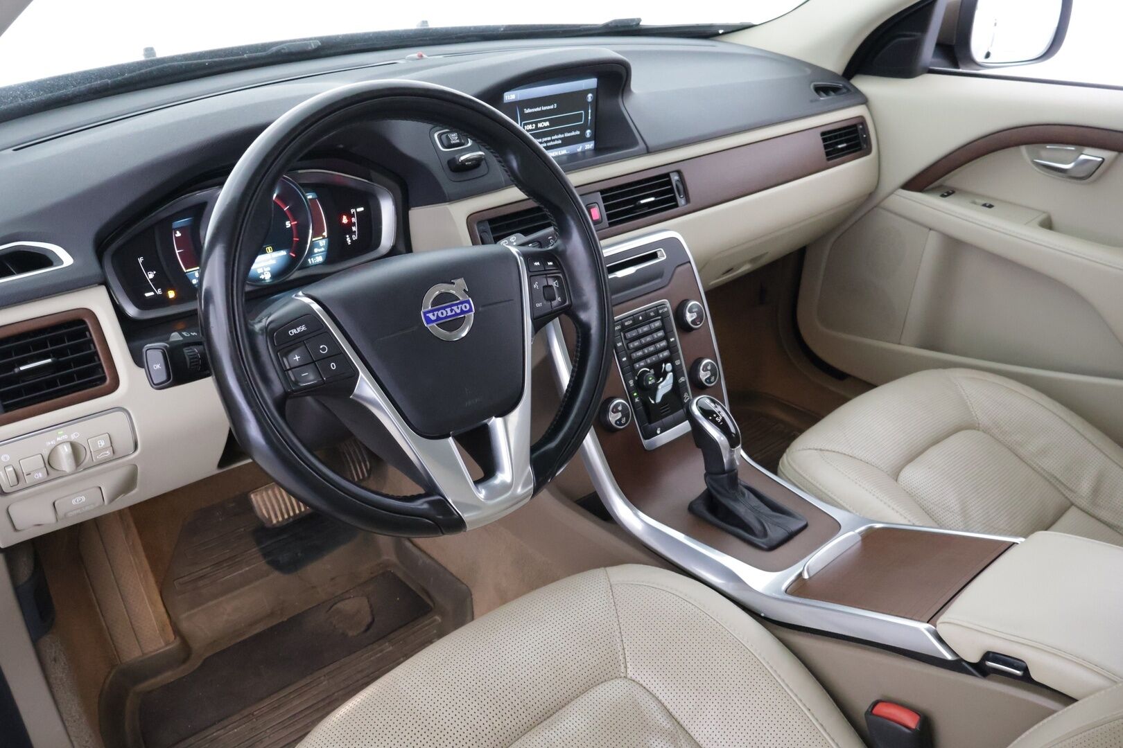 Volvo XC70 2014 D5 AWD Summum Edition aut ** VOC / Webasto / Tuuletetut istuimet / Koukku / Näytöt takana - ** Jakopää tehty / 1-om Suomi-auto / Harvinainen / Katso varusteet **