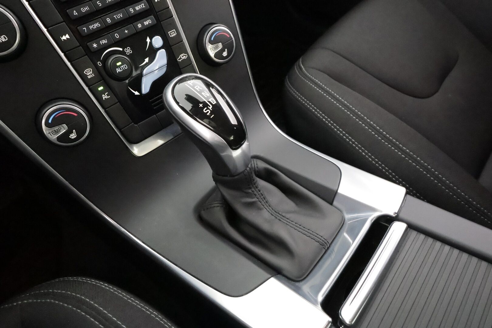 Volvo S60 2014 T4 Kinetic aut * Suomi-auto / Vakkari / CD-Soitin / AC / Kahdet renkaat aluvanteilla * - Lohkolämmitin