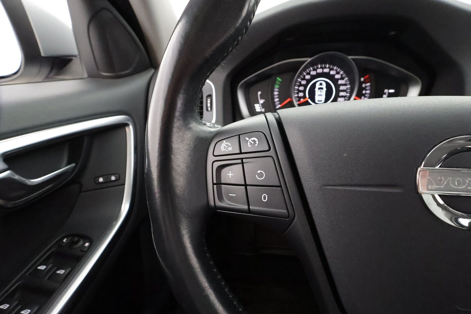 Volvo S60 2014 T4 Kinetic aut * Suomi-auto / Vakkari / CD-Soitin / AC / Kahdet renkaat aluvanteilla * - Lohkolämmitin