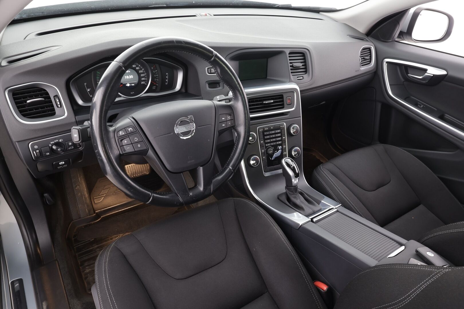 Volvo S60 2014 T4 Kinetic aut * Suomi-auto / Vakkari / CD-Soitin / AC / Kahdet renkaat aluvanteilla * - Lohkolämmitin