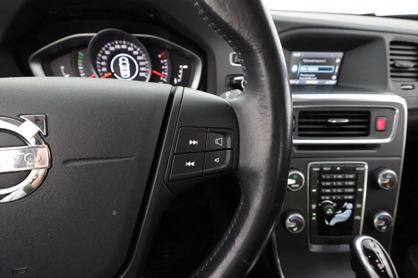 Volvo S60 2014 T4 Kinetic aut * Suomi-auto / Vakkari / CD-Soitin / AC / Kahdet renkaat aluvanteilla * - Lohkolämmitin