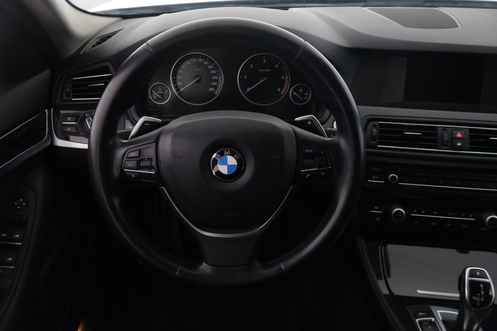 BMW 520 2013 TwinPower Turbo A F11 Touring Business Automatic - Webasto | Juuri katsastettu! | Sport-vaihteisto | Suomi-auto | Upea huoltohistoria! | Tutkat | M-Sport alusta