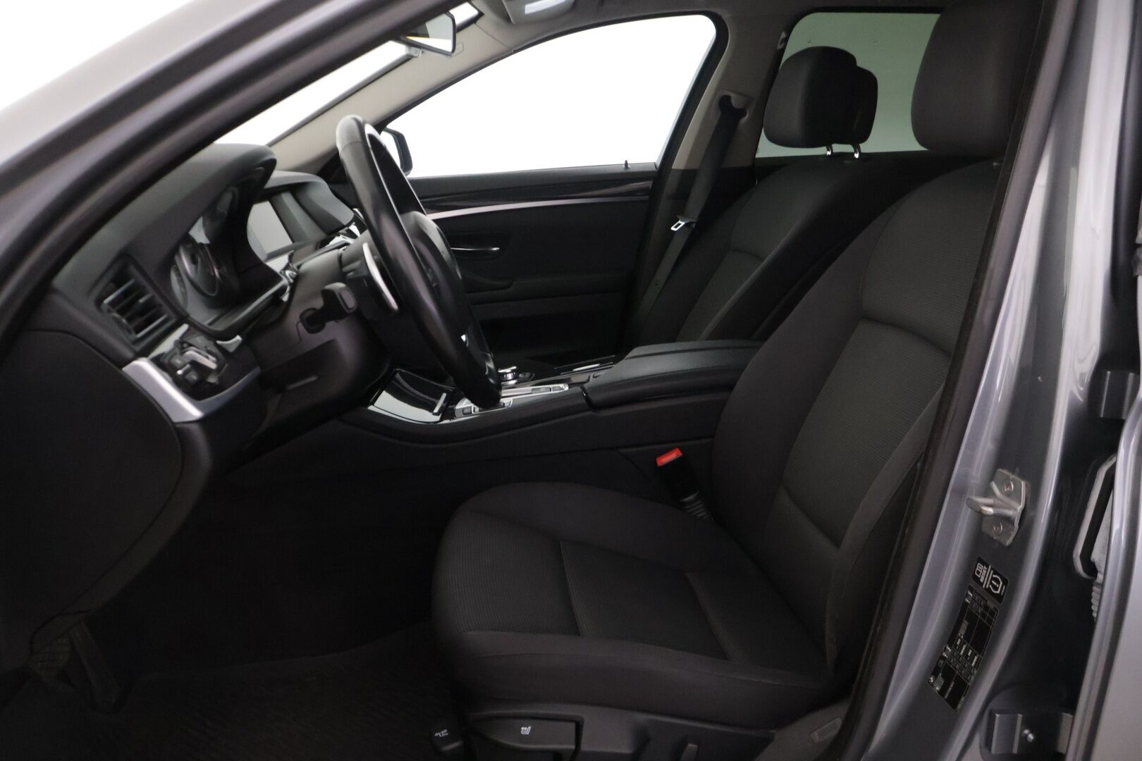 BMW 520 2013 TwinPower Turbo A F11 Touring Business Automatic - Webasto | Juuri katsastettu! | Sport-vaihteisto | Suomi-auto | Upea huoltohistoria! | Tutkat | M-Sport alusta