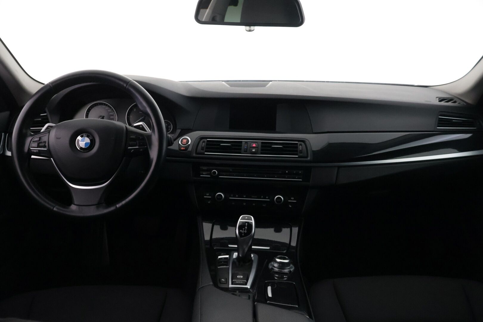 BMW 520 2013 TwinPower Turbo A F11 Touring Business Automatic - Webasto | Juuri katsastettu! | Sport-vaihteisto | Suomi-auto | Upea huoltohistoria! | Tutkat | M-Sport alusta