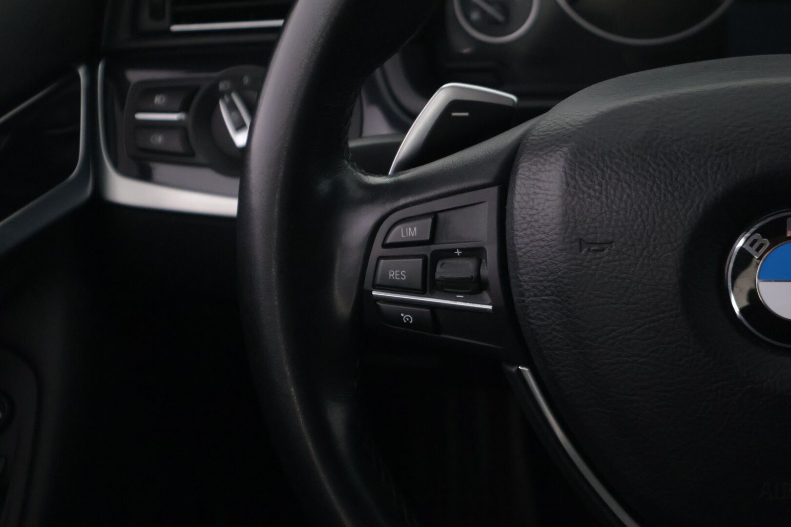 BMW 520 2013 TwinPower Turbo A F11 Touring Business Automatic - Webasto | Juuri katsastettu! | Sport-vaihteisto | Suomi-auto | Upea huoltohistoria! | Tutkat | M-Sport alusta