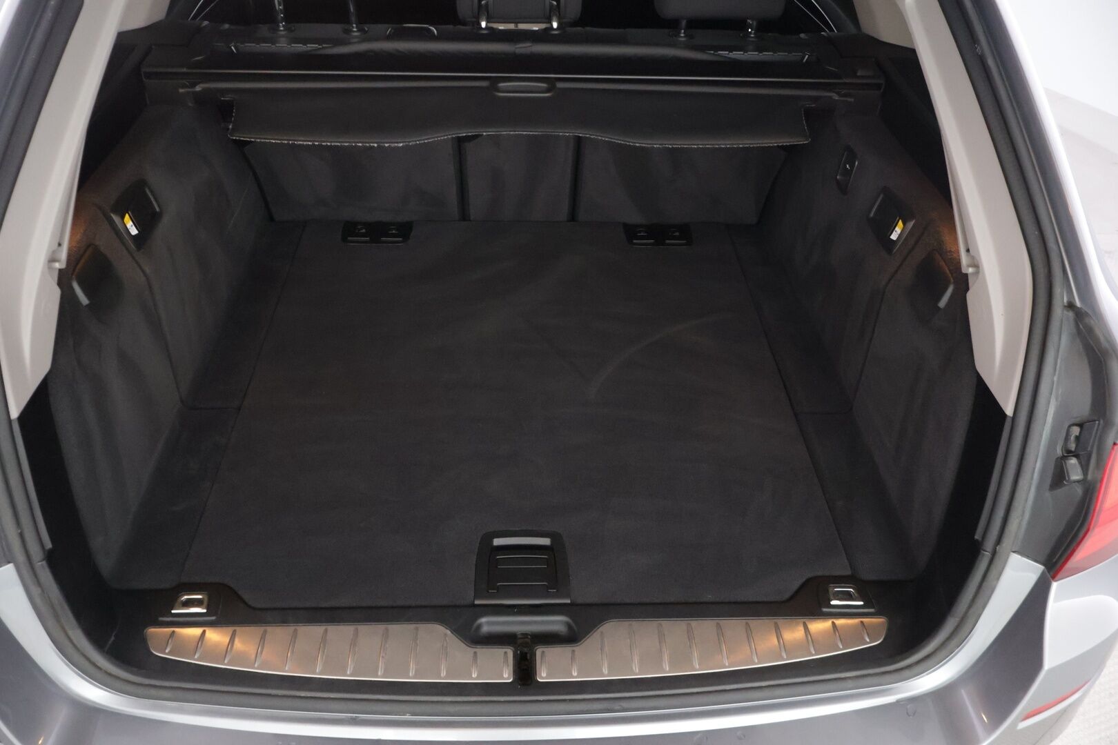 BMW 520 2013 TwinPower Turbo A F11 Touring Business Automatic - Webasto | Juuri katsastettu! | Sport-vaihteisto | Suomi-auto | Upea huoltohistoria! | Tutkat | M-Sport alusta