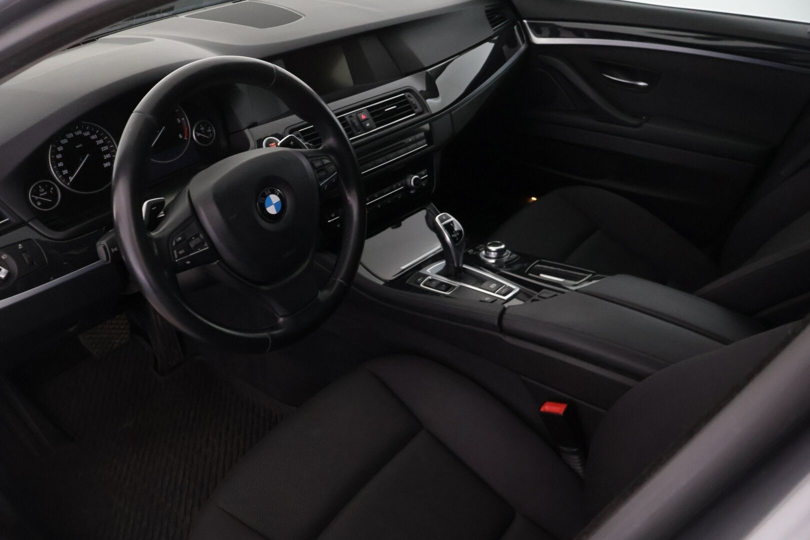 BMW 520 2013 TwinPower Turbo A F11 Touring Business Automatic - Webasto | Juuri katsastettu! | Sport-vaihteisto | Suomi-auto | Upea huoltohistoria! | Tutkat | M-Sport alusta