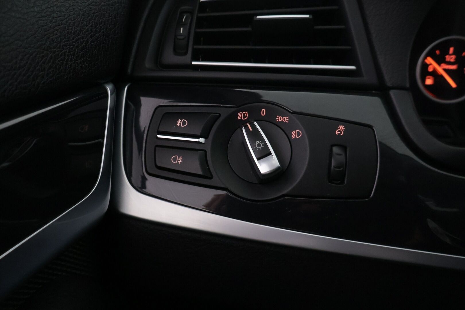 BMW 520 2013 TwinPower Turbo A F11 Touring Business Automatic - Webasto | Juuri katsastettu! | Sport-vaihteisto | Suomi-auto | Upea huoltohistoria! | Tutkat | M-Sport alusta