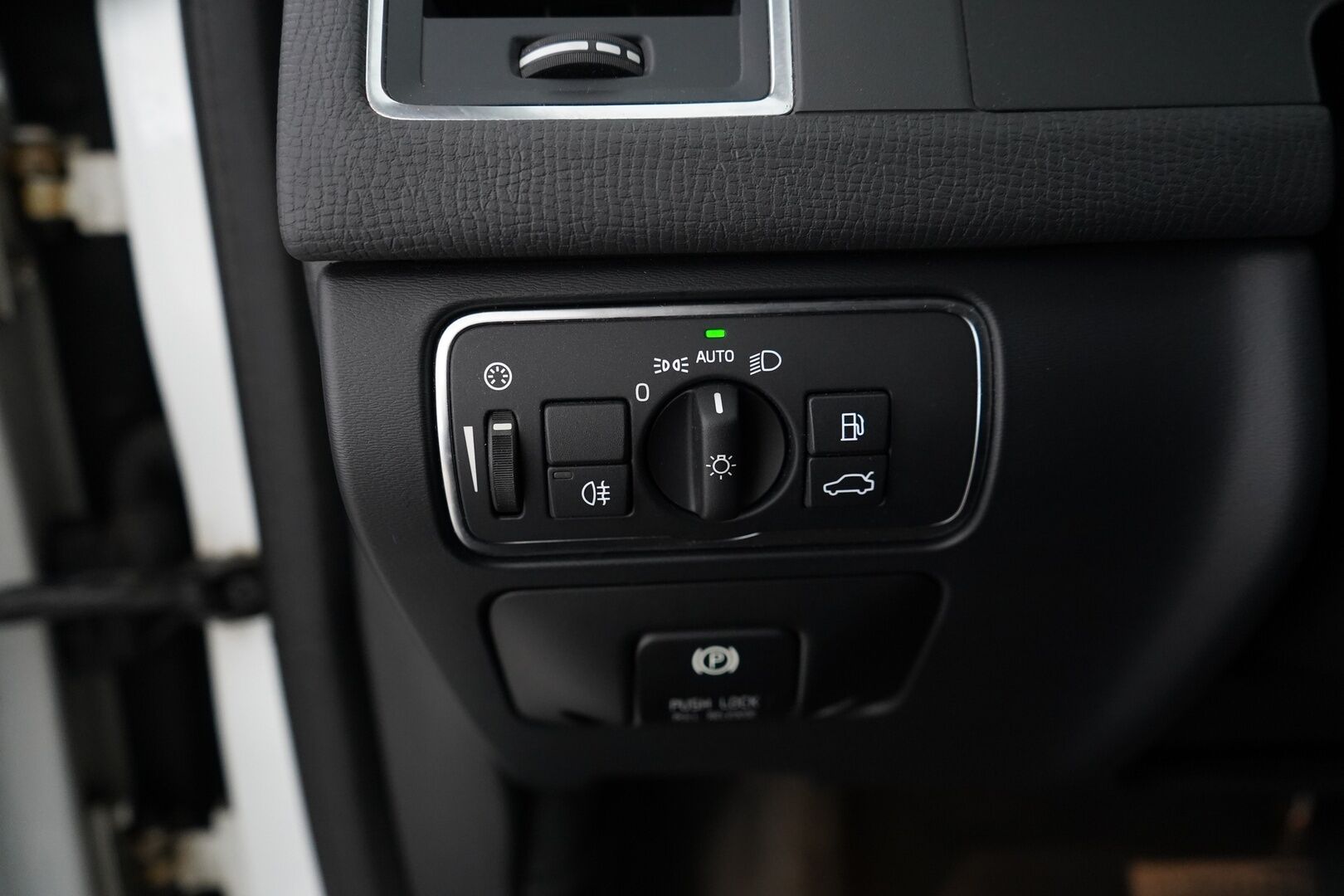Volvo XC60 2014 D4 AWD Summum aut - Webasto / Vakkari / Koukku / Nahat / Digimittaristo