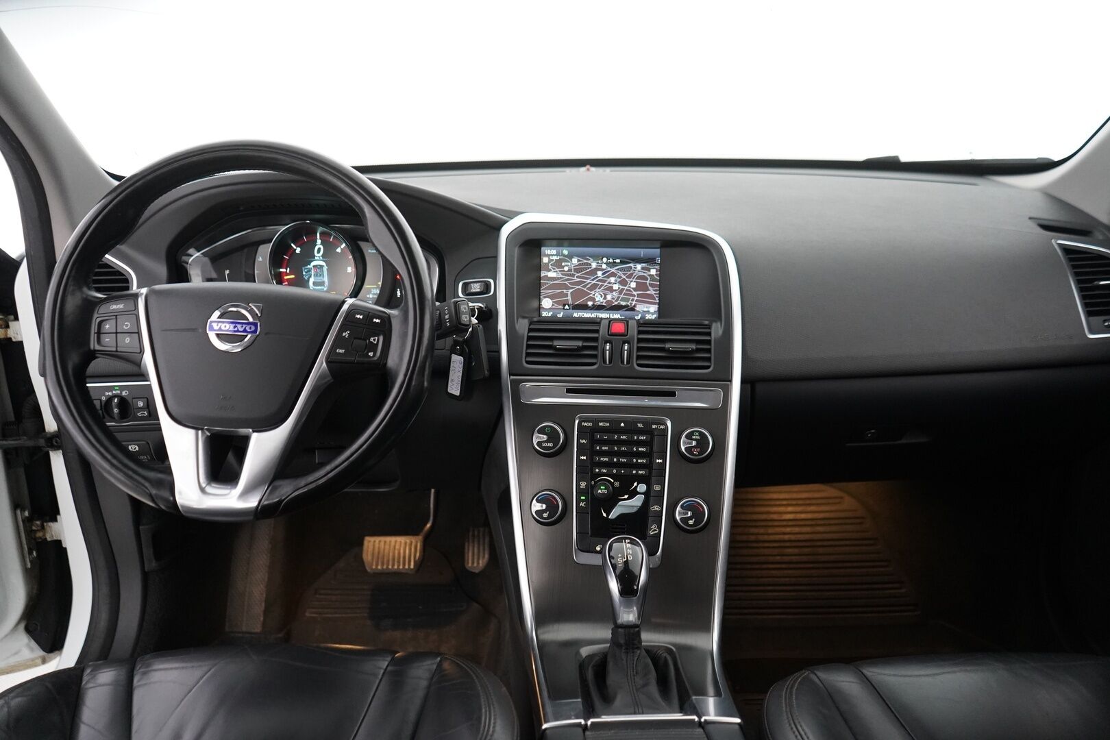 Volvo XC60 2014 D4 AWD Summum aut - Webasto / Vakkari / Koukku / Nahat / Digimittaristo