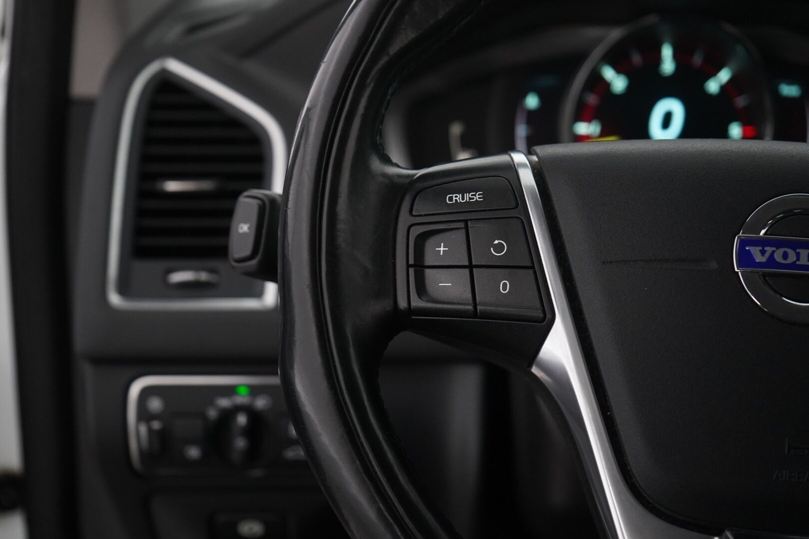 Volvo XC60 2014 D4 AWD Summum aut - Webasto / Vakkari / Koukku / Nahat / Digimittaristo
