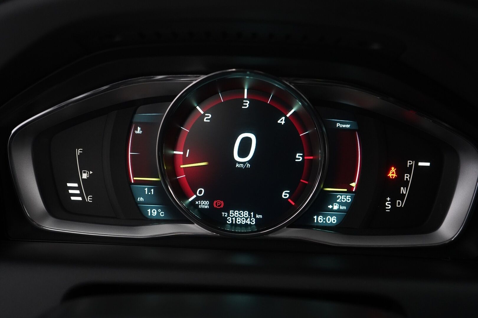 Volvo XC60 2014 D4 AWD Summum aut - Webasto / Vakkari / Koukku / Nahat / Digimittaristo