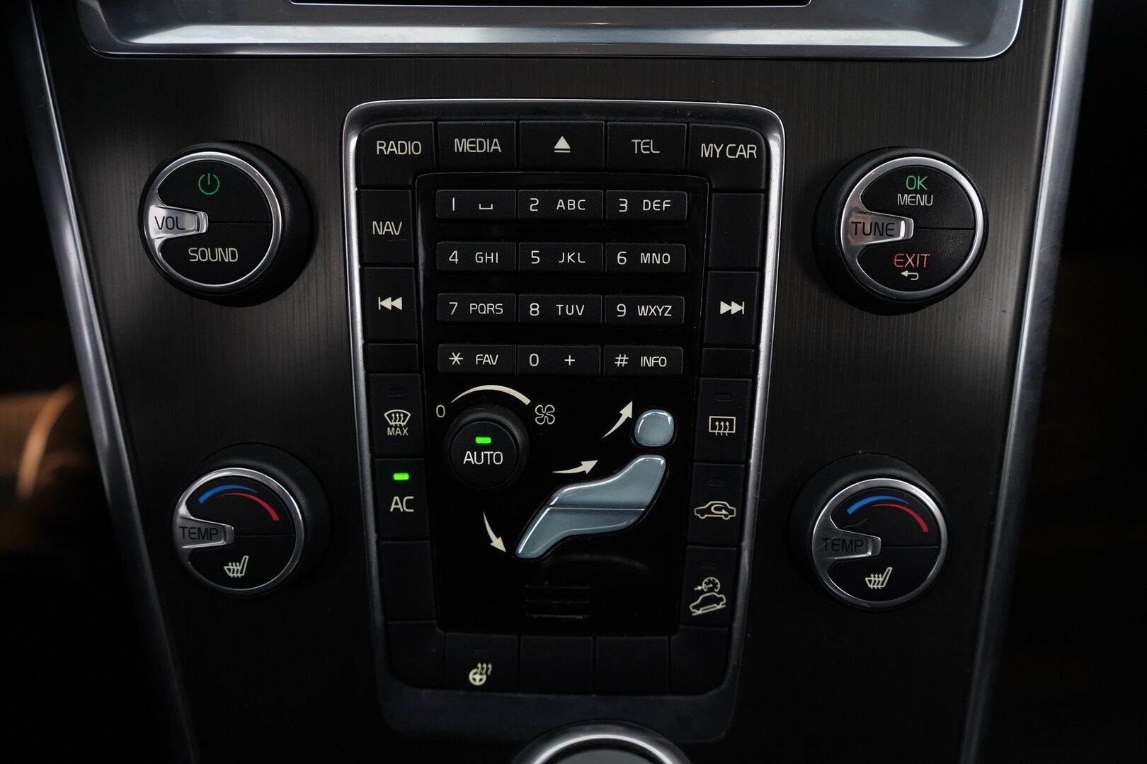 Volvo XC60 2014 D4 AWD Summum Aut. *Webasto / Vakkari / Koukku / Nahat / Digimittaristo* - Suomi-auto / Särmä huoltohistoria / Tuulilasi uusittu juuri / Juuri katsastettu / Jakohihna vaihdettu 263tkm - HULLU BLACKWEEK KORKOTARJOUS 2,49%