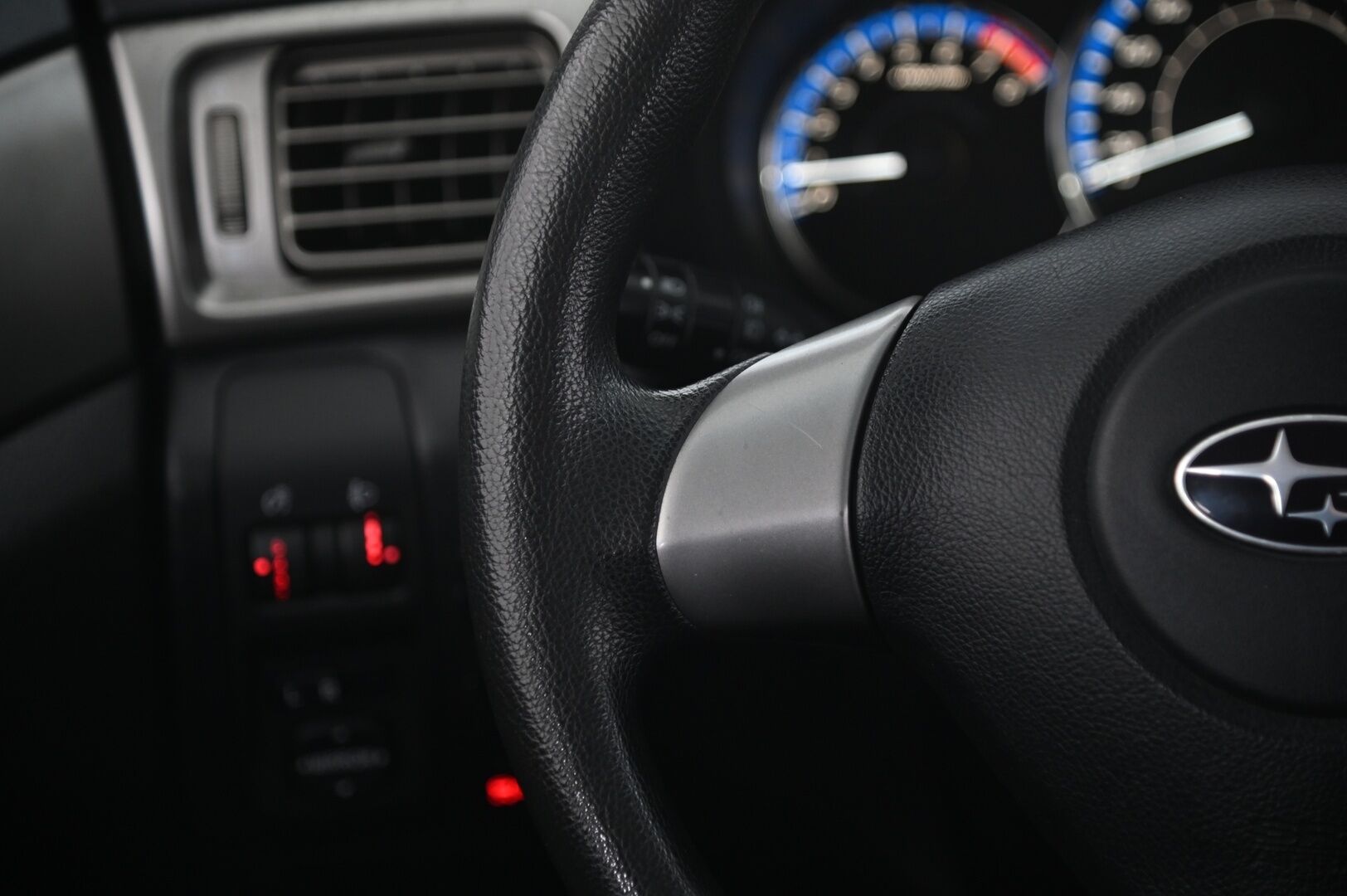 Subaru Forester 2010 2,0 X BR AT - Vakkari | Koukku | Lohko + sisäpistoke | 2x renkaat aluvanteilla