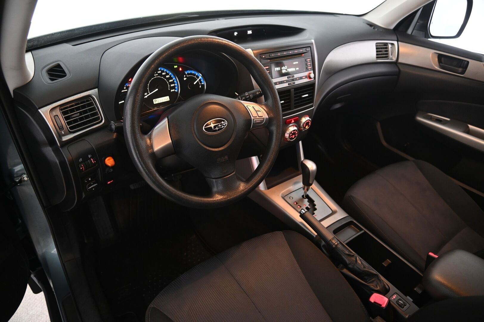 Subaru Forester 2010 2,0 X BR AT - Vakkari | Koukku | Lohko + sisäpistoke | 2x renkaat aluvanteilla