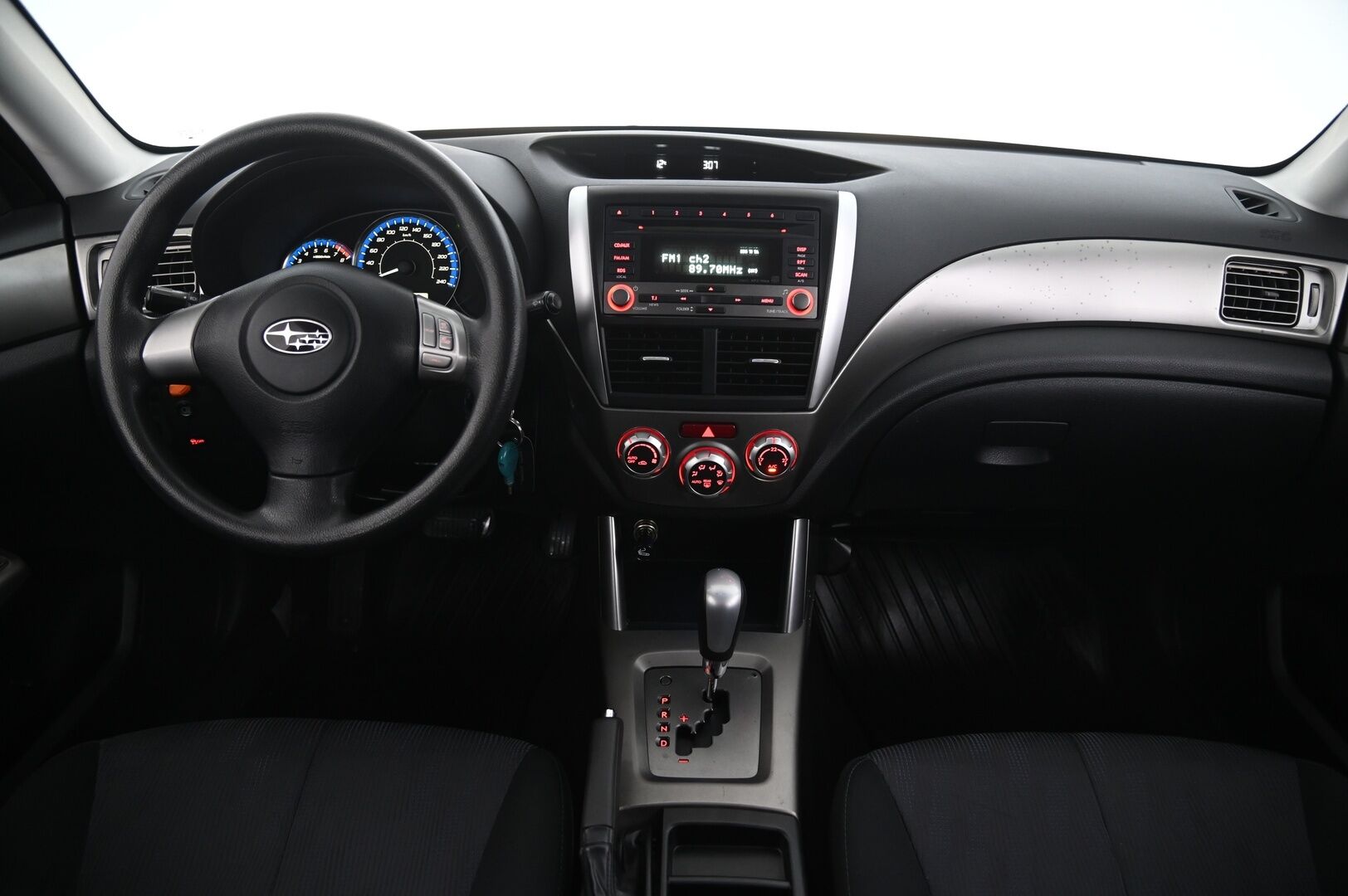 Subaru Forester 2010 2,0 X BR AT - Vakkari | Koukku | Lohko + sisäpistoke | 2x renkaat aluvanteilla