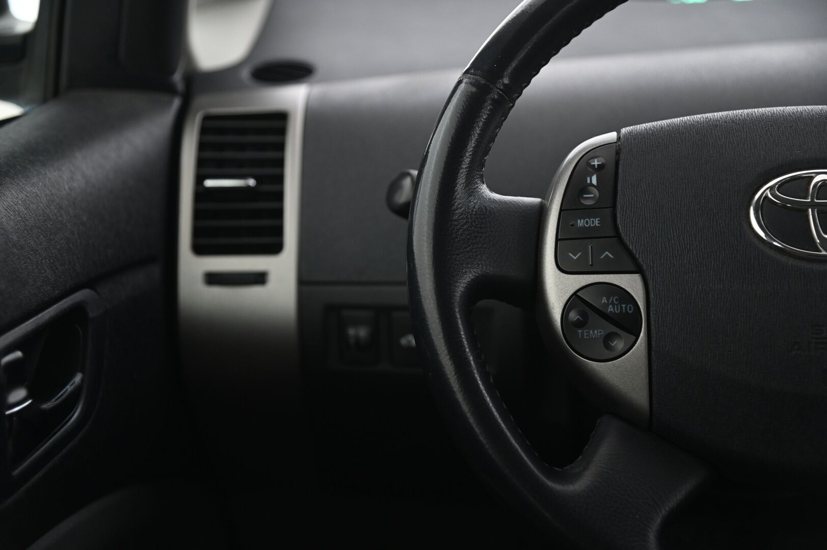 Toyota Prius 2007 1.5 Hybrid Liftback *Vakionopeudensäädin / Ilmastointi / Penkinlämmittimet* - 2x Renkaat / 2x avain / Lohkolämmitin sisätilan pistokkeella* 