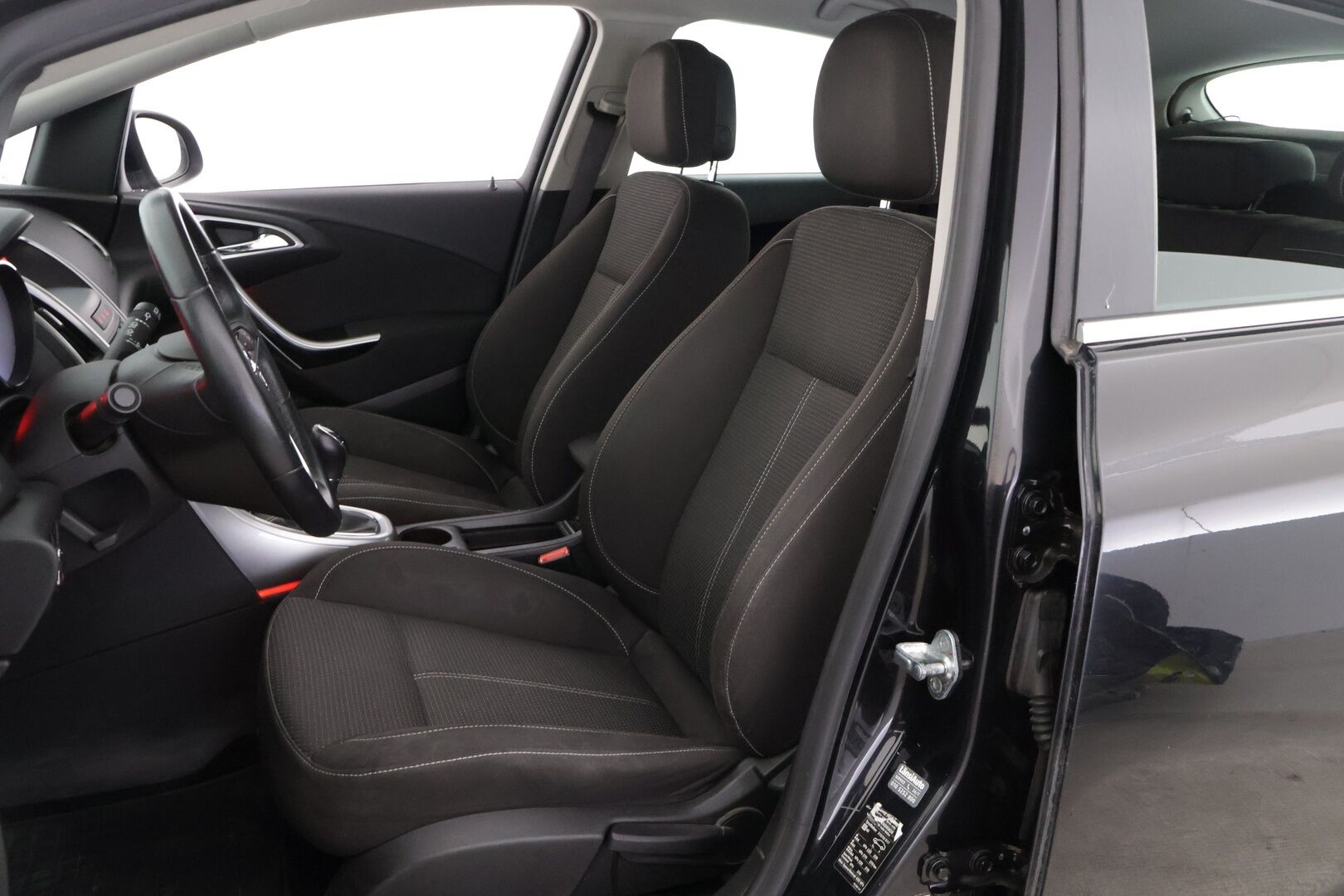 Opel Astra 2010 5-ov Sport 1,4 Turbo Ecotec 103kW MT6  *HYVIN REMPATTU / PIENI KULUTTEINEN / VETOKOUKKU* Myydään huutokaupat.com - Hyvin pidetty /käytännöllinen /  pienkulutteinen