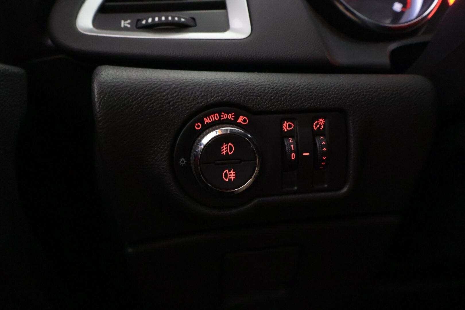 Opel Astra 2010 5-ov Sport 1,4 Turbo Ecotec 103kW MT6  *HYVIN REMPATTU / PIENI KULUTTEINEN / VETOKOUKKU* Myydään huutokaupat.com - Hyvin pidetty /käytännöllinen /  pienkulutteinen